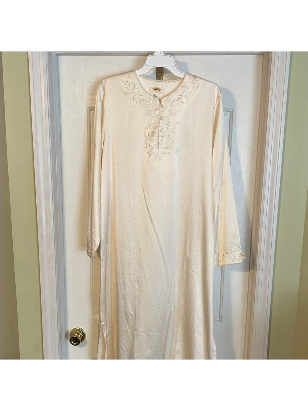Talbots Intimates Cream Embroidered nightgown. Size L.